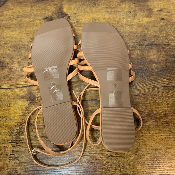 Journee Collection Indee Strappy Flat Sandal in Mocha New in Box Size 9 1/2 - Picture 11 of 13